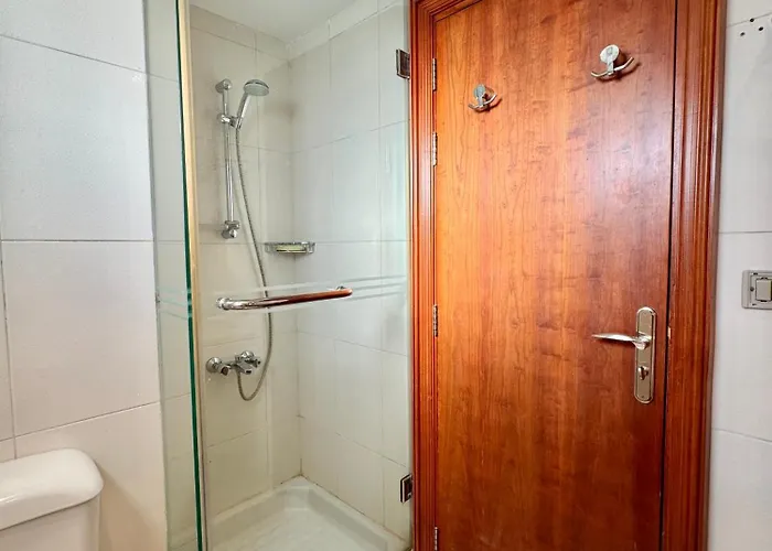 Villa Luxury 5br With Sea View & Garden In Einbay *