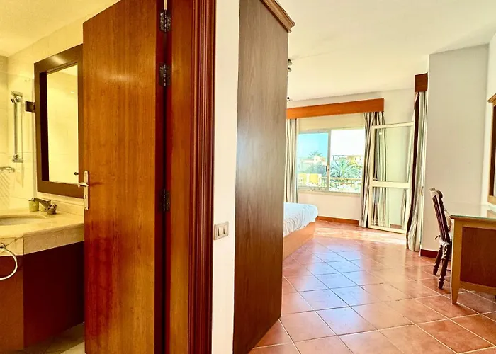 Luxury 5br With Sea View & Garden In Einbay *