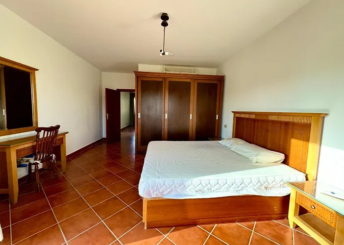Luxury 5br With Sea View & Garden In Einbay Villa
