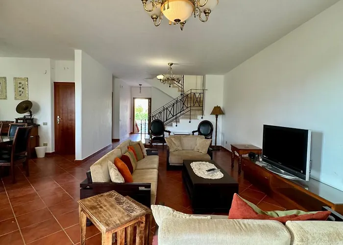 Luxury 5br With Sea View & Garden In Einbay *