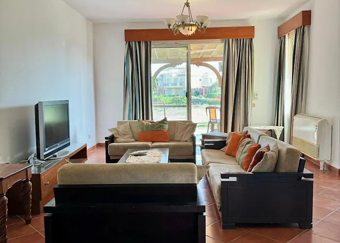 Villa Luxury 5br With Sea View & Garden In Einbay *