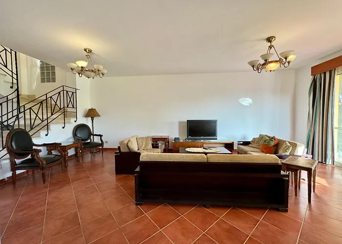 Luxury 5br With Sea View & Garden In Einbay *
