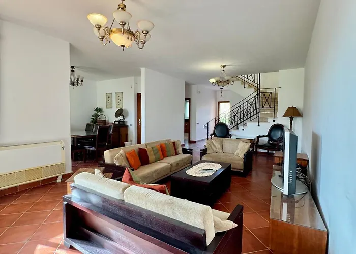 Villa Luxury 5br With Sea View & Garden In Einbay