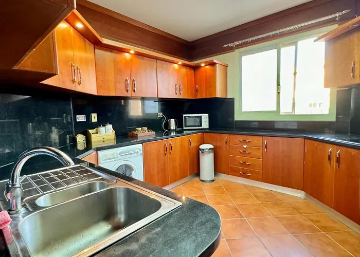 Luxury 5br With Sea View & Garden In Einbay *