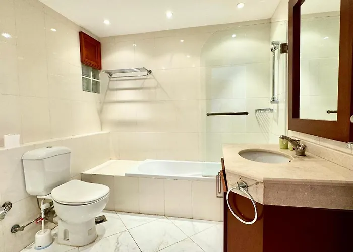 Luxury 5br With Sea View & Garden In Einbay *