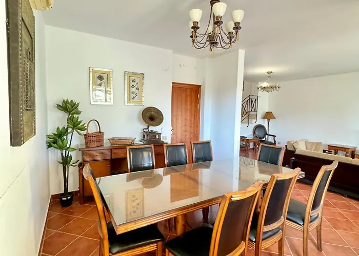 Villa Luxury 5br With Sea View & Garden In Einbay
