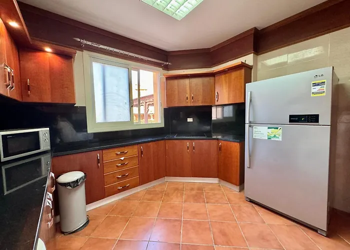 Luxury 5br With Sea View & Garden In Einbay
