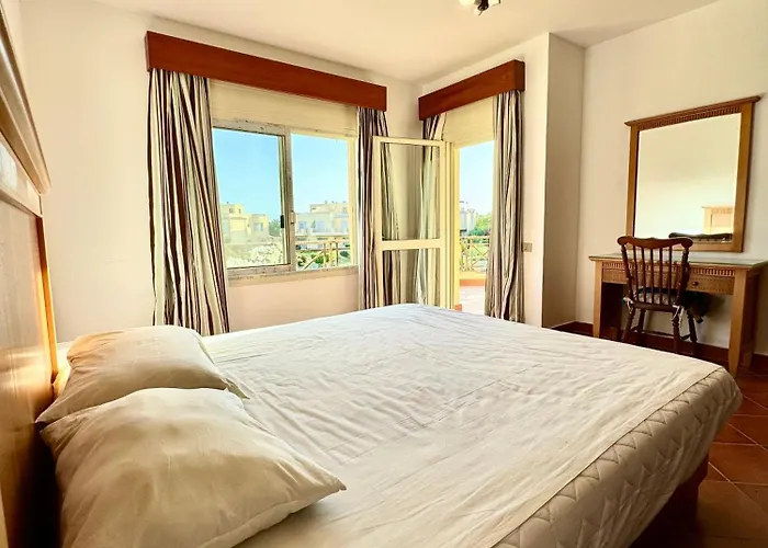 Luxury 5br With Sea View & Garden In Einbay *
