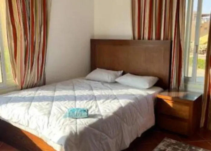 Villa Luxury 5br With Sea View & Garden In Einbay *